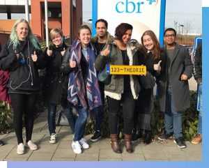 Home Groep cursisten van de snelle theoriecursus Arnhem van 123-theorie tijdens lesmoment