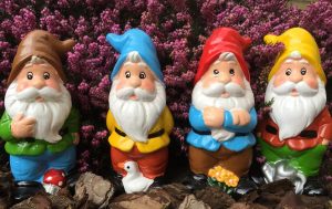 Home Kleurrijke tuinkabouters in winterse tuin voor extra gezelligheid en sfeer