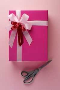 Home Inspiratie voor het ideale cadeau - een vrouw kiest uit verschillende geschenkopties voor haar verjaardag