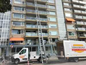 Home Team van het beste verhuisbedrijf in Nijmegen - Snelle Jongens met verhuiswagen