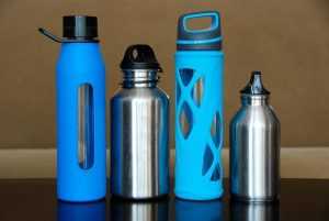 Home Wandelaar met waterfles met rietje voor optimale hydratatie tijdens lange wandelingen