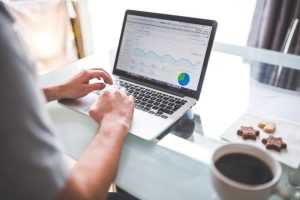 Infographic met 7 tips voor SEO-optimalisatie: keyword onderzoek, content optimalisatie, laadsnelheid en meer strategieën