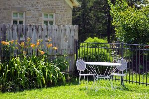 Home Tips voor buitenruimte transformeren met lamellendak, planten en comfortabele meubels