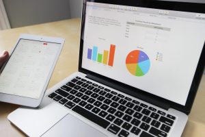Home Visuele weergave van winstoptimalisatieproces met moderne technologie en datavisualisatie in concurrerende markt