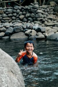 Zwemmers leren met vertrouwen en plezier het water in bij Swim in Balance, gericht op ontspannen en bewuste zwemtechnieken.